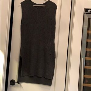 Cashmere sleeveless sweater
